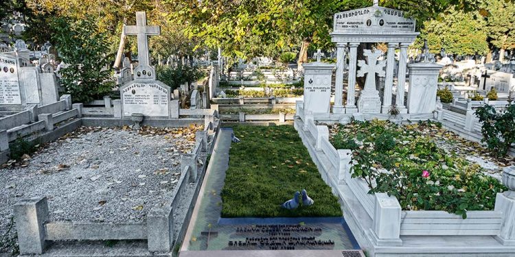 Eremya Çelebi Kömürciyan Mezarı Birincilik